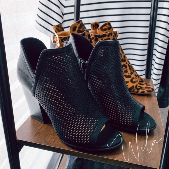 Shoes - LAST 2🖤 Cutout black peep toe booties chunky heel
